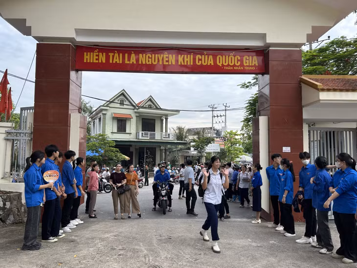 Tại tất cả các điểm thi, lực lượng thanh niên tình nguyện đều có mặt, sẵn sàng hỗ trợ, tiếp sức, đồng hành cùng sĩ tử.