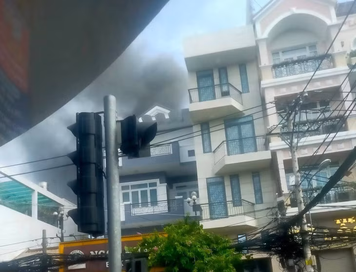 Hoả hoạn khiến nhiều người hoảng sợ.