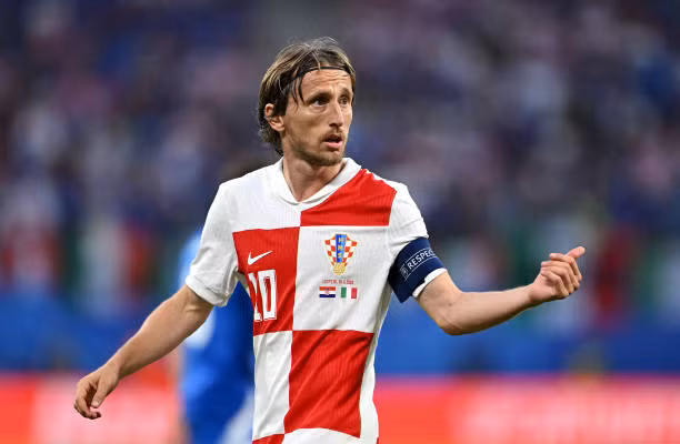 Chủ tịch Liên đoàn bóng đá Croatia động viên Luka Modric tiếp tục cống hiến.