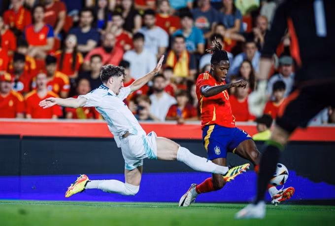 Neco Williams căng ngang từ trái vào trong tình huống kiến tạo cho Pedri ghi bàn nâng tỷ số lên 3-1 cho Tây Ban Nha. Ảnh: RFEF