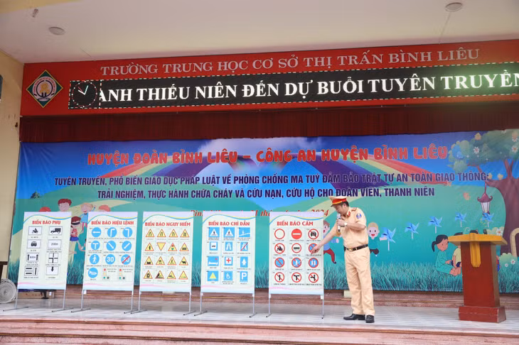 Công an huyện giới thiệu về các biển báo giao thông cho đoàn viên, thanh niên, học sinh.