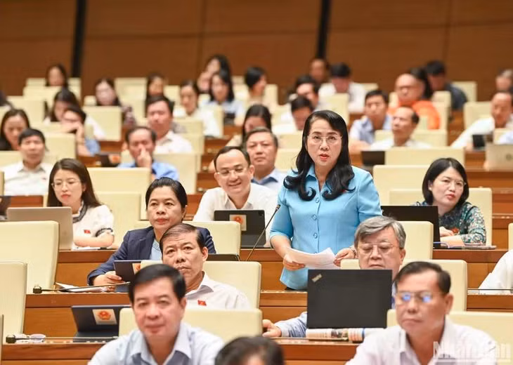 Đại biểu Trần Kim Yến (đoàn Thành phố Hồ Chí Minh) chất vấn về vấn đề sử dụng cát biển để san lấp các công trình giao thông. (Ảnh: THỦY NGUYÊN)