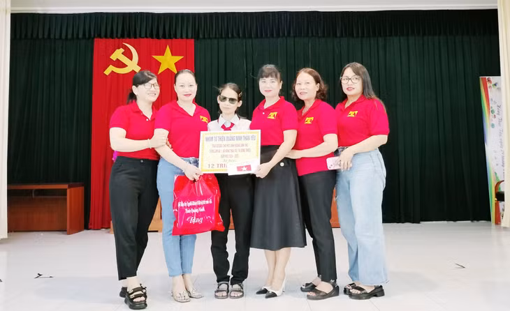Nhóm Từ thiện Quảng Ninh thân yêu trao đỡ đầu cho em Hoàng Anh Thư.