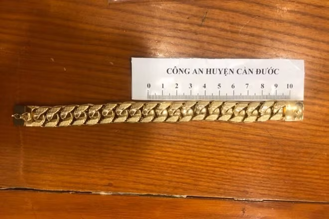 Chiếc lắc tay bằng vàng, tang vật trong vụ cướp. Ảnh: Công an cung cấp