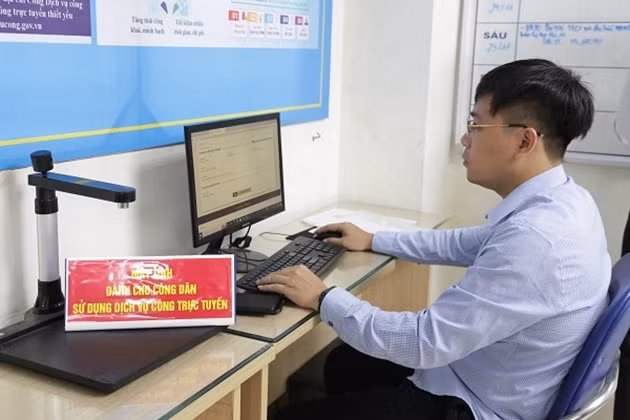 Người dân làm thủ tục hành chính liên thông điện tử: Đăng ký khai sinh, đăng ký thường trú, cấp thẻ BHYT cho trẻ em dưới 6 tuổi tại TP Hà Nội. Ảnh minh họa: XM/Báo Tin tức