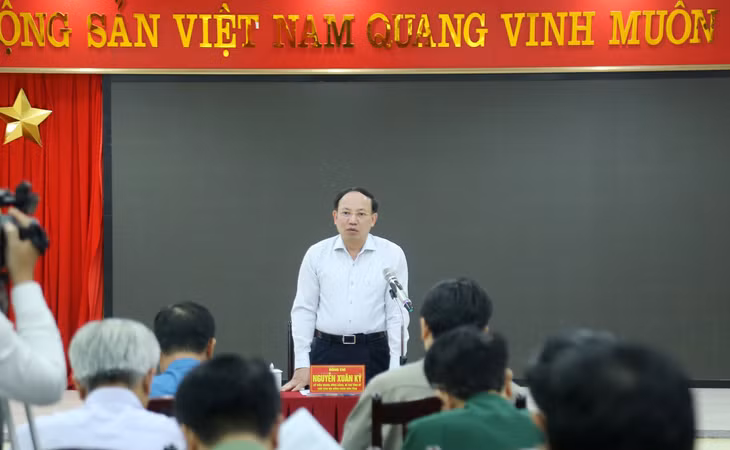 Đồng chí Nguyễn Xuân Ký, Ủy viên Trung ương Đảng, Bí thư Tỉnh ủy, Chủ tịch HĐND tỉnh, kết luận buổi làm việc.