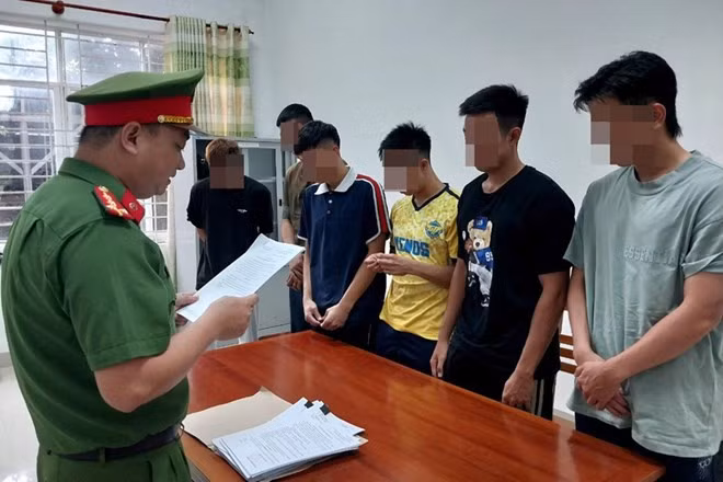 Công an đọc lệnh bắt giam đối với 6 cầu thủ thuộc câu lạc bộ bóng đá Bà Rịa - Vũng Tàu. Ảnh: Công an