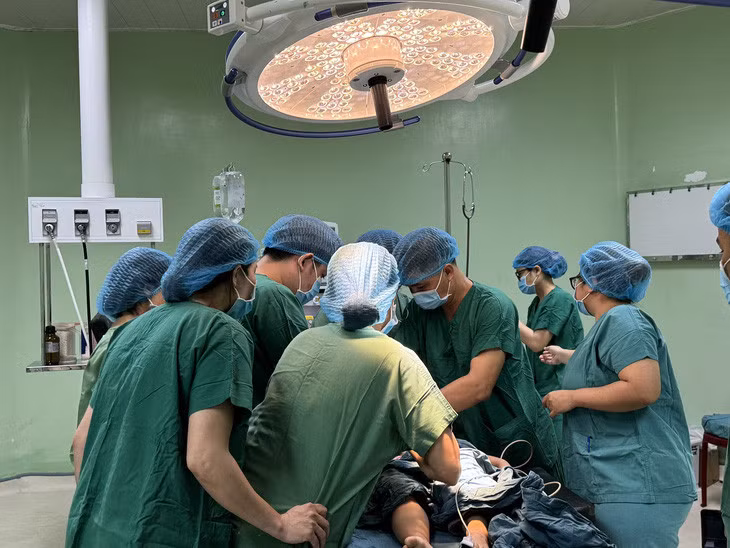 Hai cháu bé được mổ cấp cứu, hiện đã qua cơn nguy kịch - Ảnh: THANH PHƯƠNG