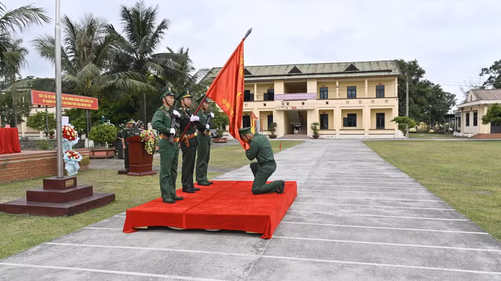 Binh nhì Đỗ Cao Long, tuyên thệ trước Quân kỳ.