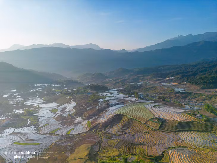 Những thửa ruộng bậc thang loang loáng nước giữa khoảng xanh của rừng cây, núi đồi. Ảnh: Nguyễn Khánh Vũ Khoa