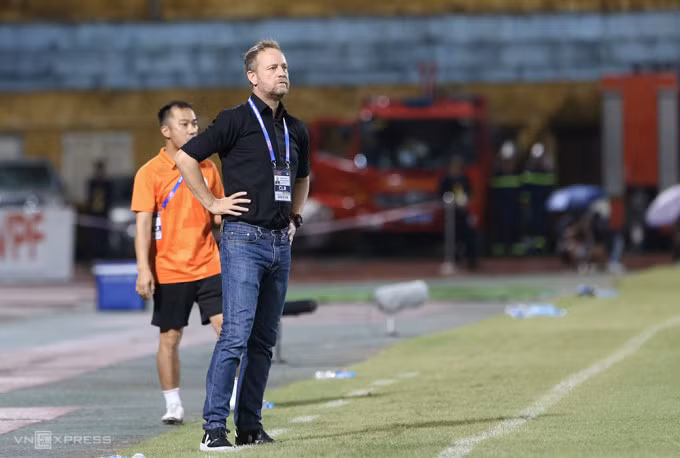 HLV Mano Polking chết lặng khi CAHN thua 1-2 trong trận derby với Hà Nội ngày 16/6. Ảnh: Hiếu Lương