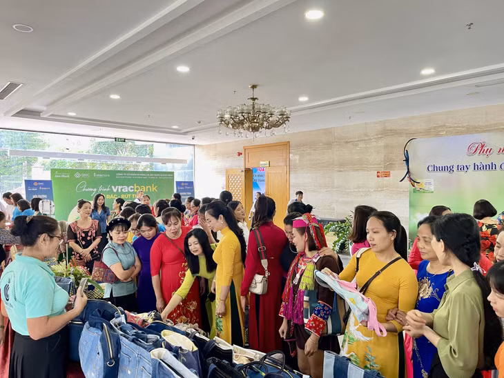 Các đại biểu tham quan trưng bày mô hình, sản phẩm BVMT của Hội phụ nữ một số địa phương.