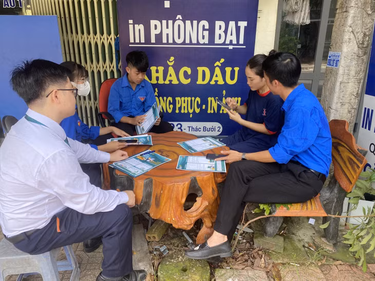 Đoàn Thanh niên huyện tuyên truyền, hướng dẫn người dân tiếp cận tiện ích số.
