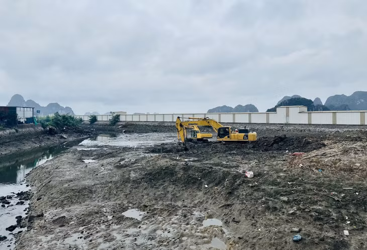 Khu vực mương giáp ranh giữa hai phường Cẩm Thủy và Cẩm Thạch (TP Cẩm Phả) được nạo vét.
