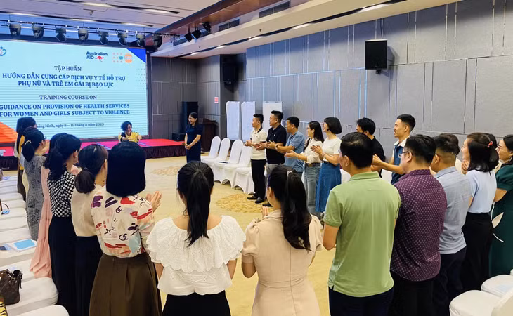 Trung tâm Công tác xã hội tỉnh phối hợp với Quỹ Dân số Liên Hợp Quốc (UNFPA) tổ chức tập huấn hướng dẫn cung cấp dịch vụ y tế hỗ trợ phụ nữ và trẻ em gái bị bạo lực. (Ảnh đơn vị cung cấp)