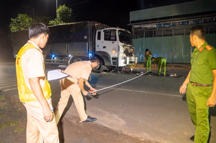 Lực lượng chức năng khám nghiệm hiện trường vụ tai nạn.