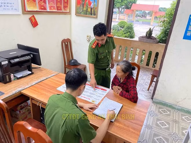 Cán bộ Công an xã Quỳnh Thọ tuyên truyền, hướng dẫn người dân về phương thức lừa đảo của các đối tượng trên không gian mạng. Ảnh: Công an tỉnh Thái Bình