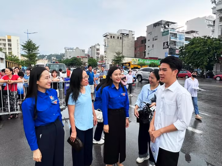 Lãnh đạo Tỉnh Đoàn; Đoàn khối các cơ quan tỉnh có mặt tại điểm thi động viên, cổ vũ tinh thần và chúc các thí sinh hoàn thành tốt các môn thi.
