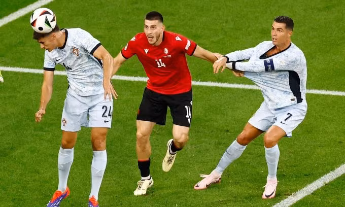 Tình huống Ronaldo bị kéo ngã nhưng trọng tài không thổi phạt đền. Ảnh: Reuters