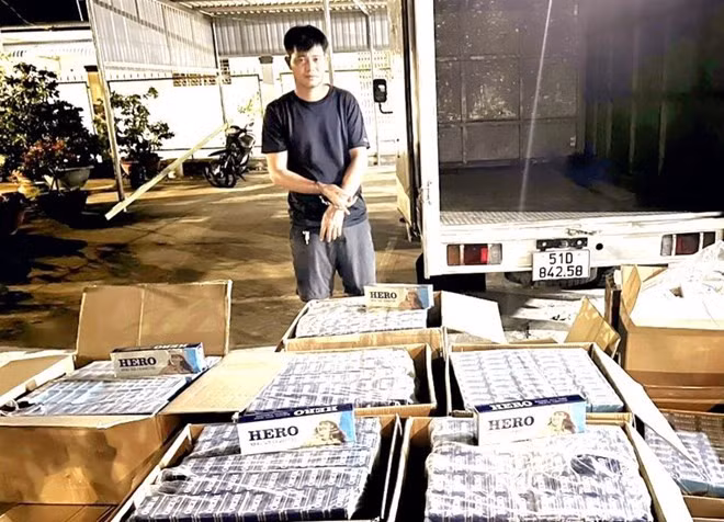 Đối tượng Nguyễn Hữu Thoại cùng tang vật bị Công an huyện Thủ Thừa (tỉnh Long An) bắt giữ. Ảnh: Công an cung cấp