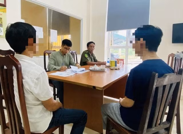 Cơ quan chức năng làm việc với gia đình và nam sinh "phao tin" lộ đề thi lớp 10. Ảnh chụp màn hình