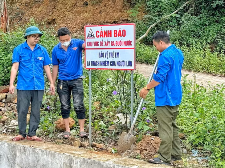 Huyện Đoàn Tiên Yên tổ chức cắm biển cảnh báo khu vực dễ xảy ra đuối nước.