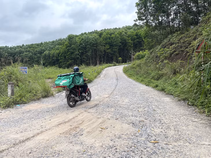 Nhiều đoạn, mặt đường đã bong tróc toàn bộ.