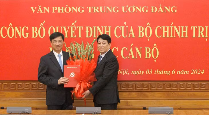 Thường trực Ban Bí thư Lương Cường trao Quyết định cho đồng chí Nguyễn Duy Ngọc.