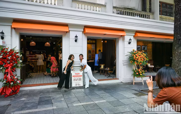 Dù mới ngày đầu ra mắt, không gian trưng bày, trải nghiệm và giới thiệu sản phẩm Báo Nhân Dân đã thu hút khá đông người dân đến tham quan trải nghiệm.