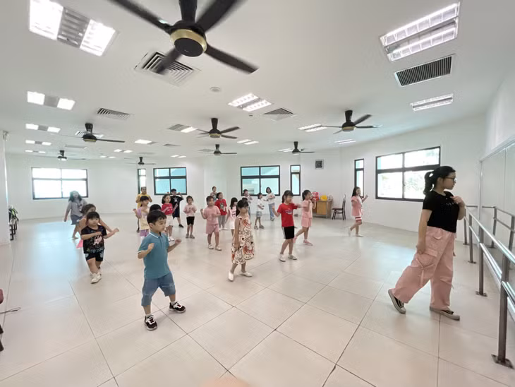 Hè 2024, nhiều trẻ em đăng ký tham gia lớp học múa tại Cung Văn hóa thanh thiếu nhi tỉnh.