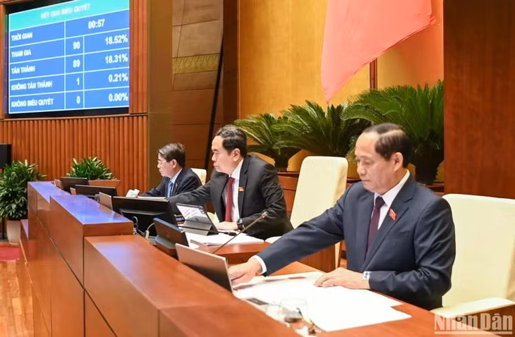 Chủ tịch Quốc hội Trần Thanh Mẫn và các Phó Chủ tịch Quốc hội bấm nút biểu quyết thông qua Luật. (Ảnh: DUY LINH)