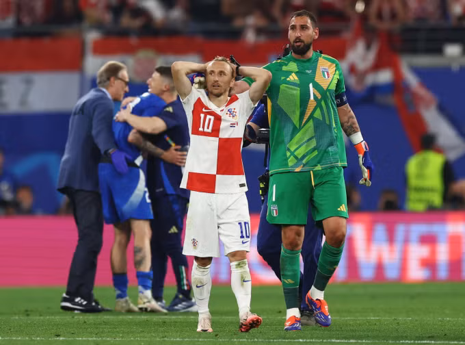 Donnarumma an ủi Modric sau khi trận đấu kết thúc. Ảnh: Reuters