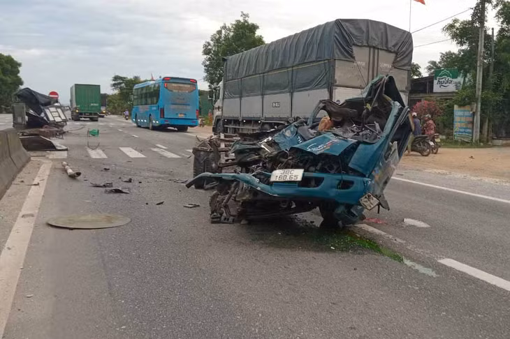 Vụ tai nạn khiến chiếc xe biển kiểm soát 38C-180.65 đứt đôi. Ảnh: Hùng Tuấn.