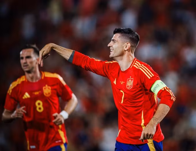 Morata (số 7) mừng sau khi ghi bàn nâng tỷ số lên 2-1 cho Tây Ban Nha trong trận thắng Bắc Ireland 5-1 trên sân nhà Iberostar, Mallorca ngày 8/6. Ảnh: RFEF