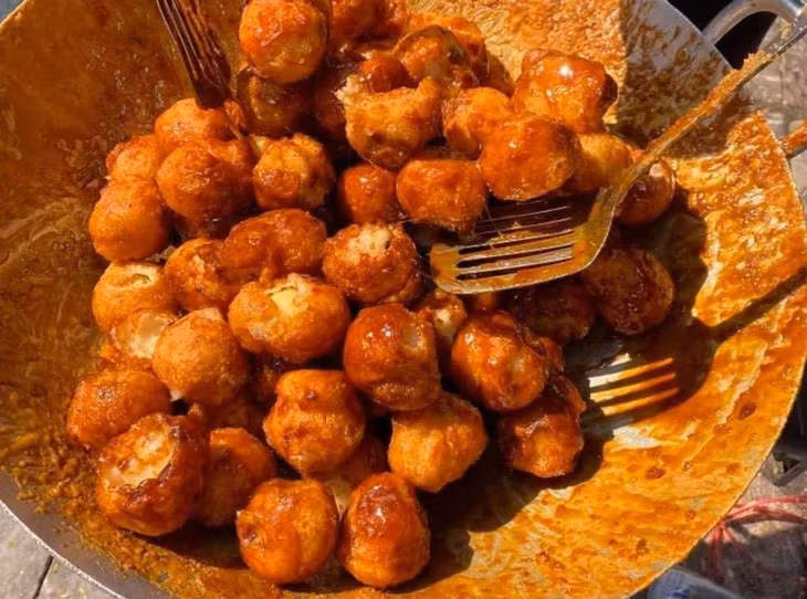 Bánh rán là một trong những món ăn vặt đường phố dễ thấy. Ảnh: Bánh rán cổ truyền