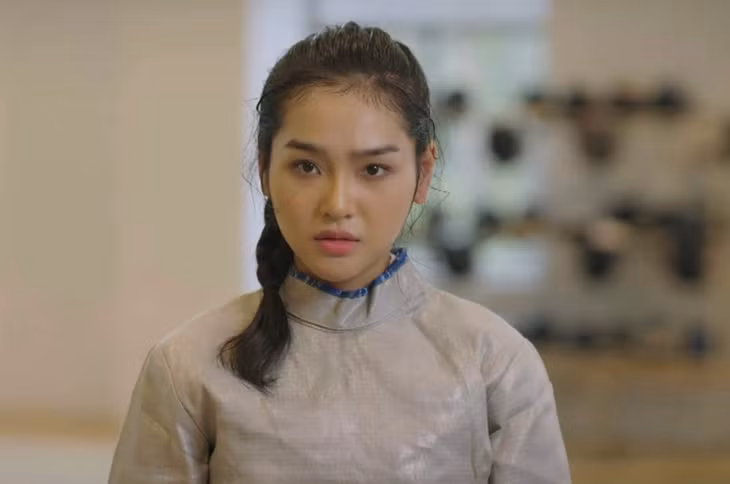 Đây là bộ phim đầu tiên Cù Thị Trà đảm nhận vai chính. Đặc biệt, vai Đông có tính cách khác biệt hoàn toàn với vai diễn "tiểu tam" Anh Thu trong "Chúng ta của 8 năm sau" trước đó của cô.