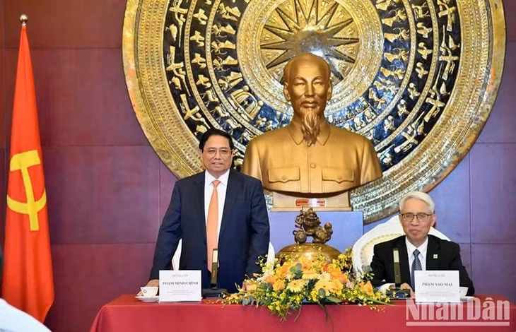Thủ tướng Phạm Minh Chính ân cần nói chuyện với cán bộ, nhân viên Đại sứ quán, bà con cộng đồng người Việt Nam tại Trung Quốc.