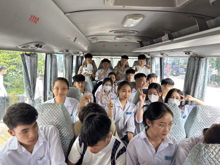 Các thí sinh trên địa bàn huyện Tiên Yên nhà ở xa điểm thi được bố trí xe đưa đón miễn phí giữa các buổi thi.