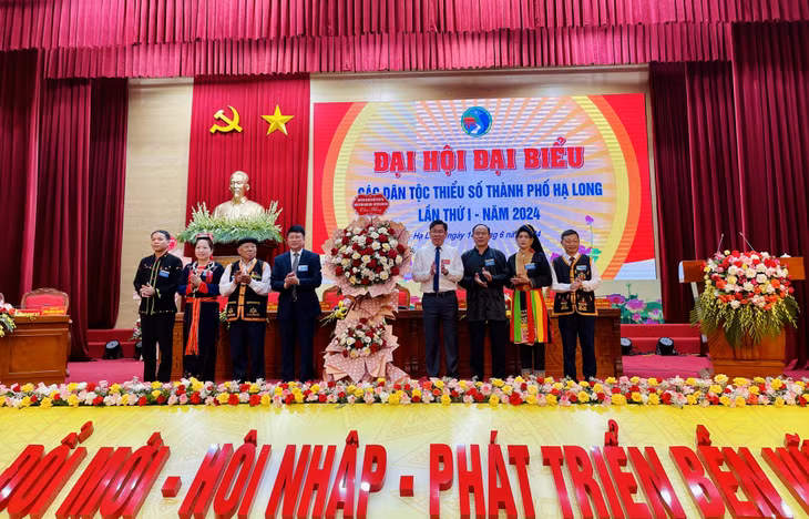 Đồng chí Lục Thành Chung, Trưởng Ban Dân tộc tỉnh, Phó Trưởng Ban Chỉ đạo Đại hội Đại biểu các DTTS tỉnh tặng hoa chúc mừng Đại hội Đại biểu các dân tộc TP Hạ Long.