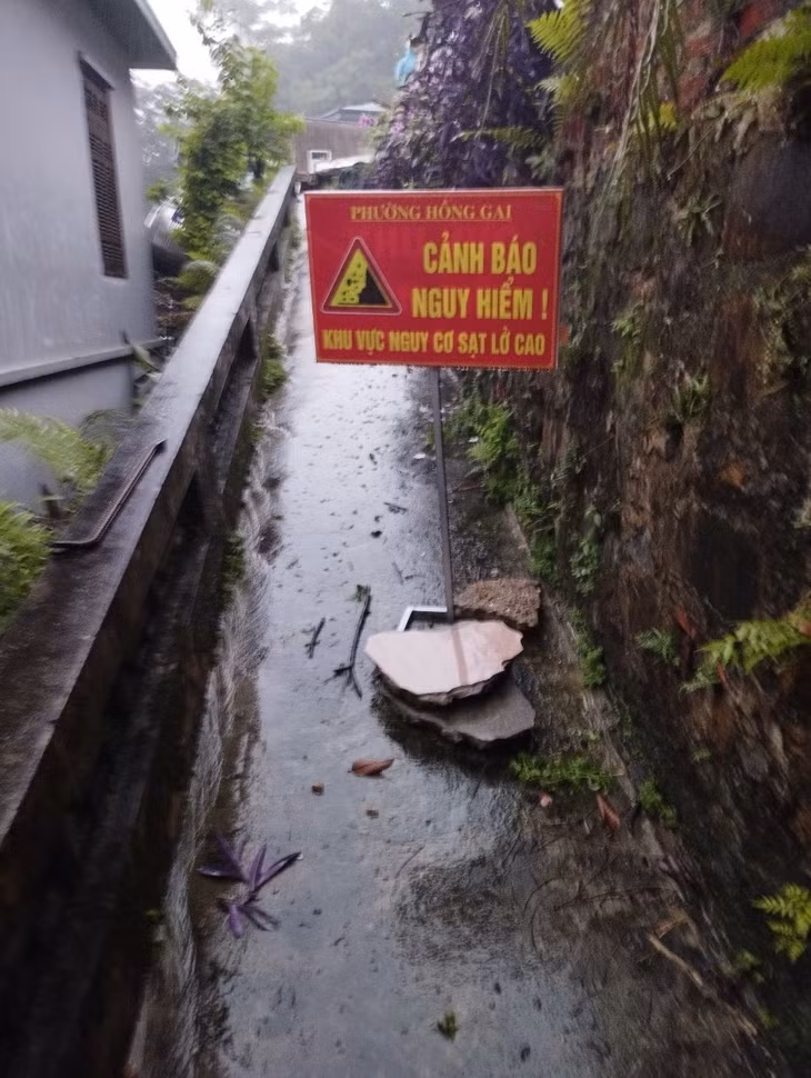 Phường Hồng Gai cắm biển báo tại một số khu vực có nguy cơ sạt lở cao.