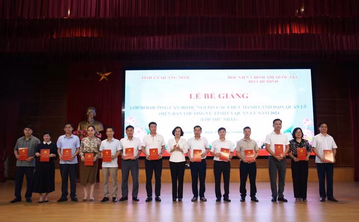 Đồng chí Bùi Thúy Phượng, Trưởng Ban Tổ chức Tỉnh ủy, Trưởng Ban tổ chức lớp học trao giấy chứng nhận cho các học viên.