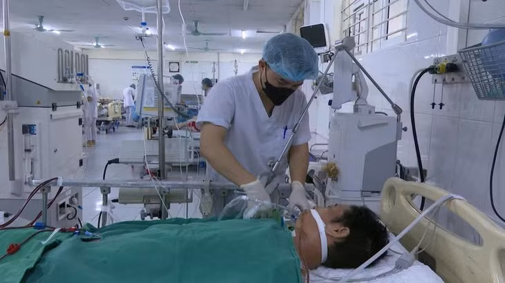 Bệnh nhân được chăm sóc tích cực tại Khoa Hồi sức tích cực-Chống độc, Bệnh viện Đa khoa tỉnh. (Nguồn: Báo Lào Cai)