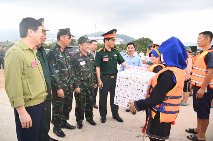 Lãnh đạo Bộ CHQS tỉnh tặng quà cho nhân dân Ba Chẽ tham gia công tác diễn tập PCTT-TKCN và phòng thủ dân sự huyện Ba Chẽ năm 2023.