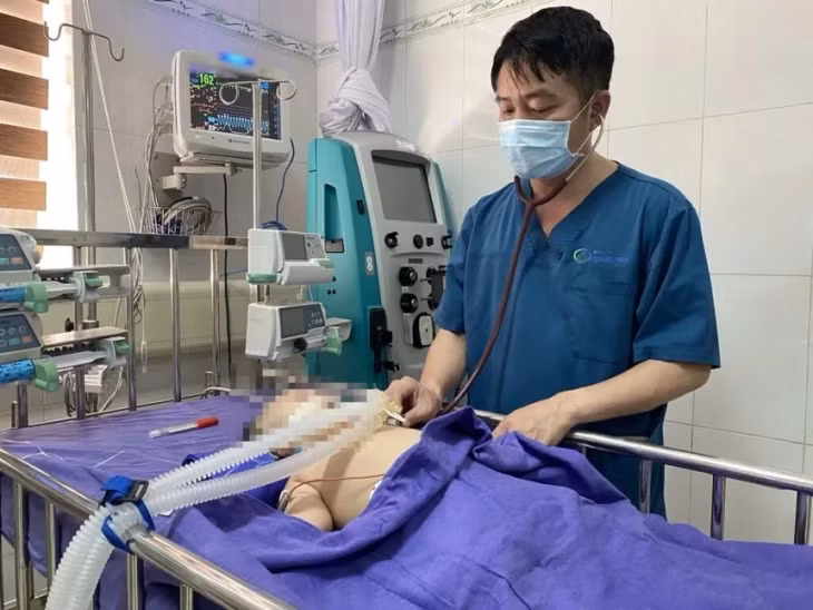 Trẻ bị viêm não nếu không được điều trị sớm có thể gặp phải nhiều di chứng nặng nề. Ảnh minh hoạ.