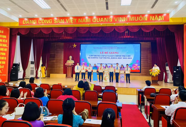 8 học viên xuất sắc lớp Trung cấp lý luận chính trị C289 hệ không tập trung khóa học 2022-2024 được tặng giấy khen.