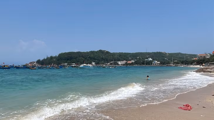 Ở Nhơn Châu có nhiều bãi biển đẹp với thiên nhiên hoang sơ, độc đáo. Du khách có thể tắm biển, lặn biển ngắm san hô hay chụp hình “sống ảo”. Nếu ở qua đêm, trên đảo còn có cả khách sạn, nhà nghỉ nhưng thường phải đặt trước khi bắt đầu mua vé tàu ca nô cao tốc. Thông thường, du khách chỉ dành một ngày là khám phá hết Nhơn Châu vì đảo có quy mô nhỏ.