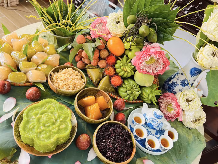 Trong mâm cúng dâng lên ông bà tổ tiên ngày mồng 5 tháng 5, nhiều nhà không thiếu bánh gio, mận, rượu nếp - Ảnh: NGUYỄN HỒNG THÚY