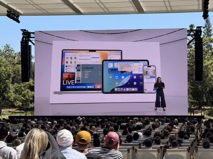 Đại diện Apple chia sẻ về tính năng của Apple Intelligence. Ảnh: Tuấn Hưng