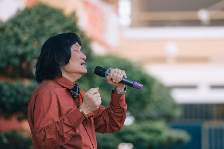 NSND Minh Vương (trái) đón tuổi mới bên vợ và gia đình con gái. Ngoài sinh nhật chính, ông còn chọn 1/7 - ngày ông được ghép thận năm 2012 làm ngày sinh thứ hai.