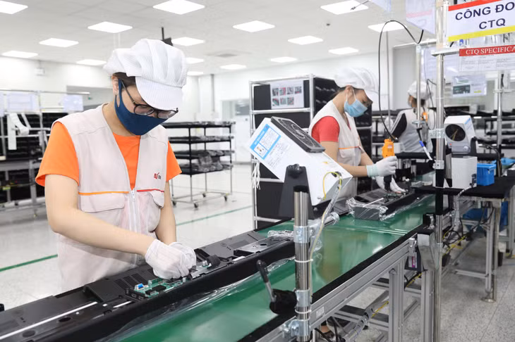 Công nhân làm việc tại Nhà máy của Bumjin Electronics (KCN Đông Mai, TX Quảng Yên). Ảnh: Đỗ Phương
